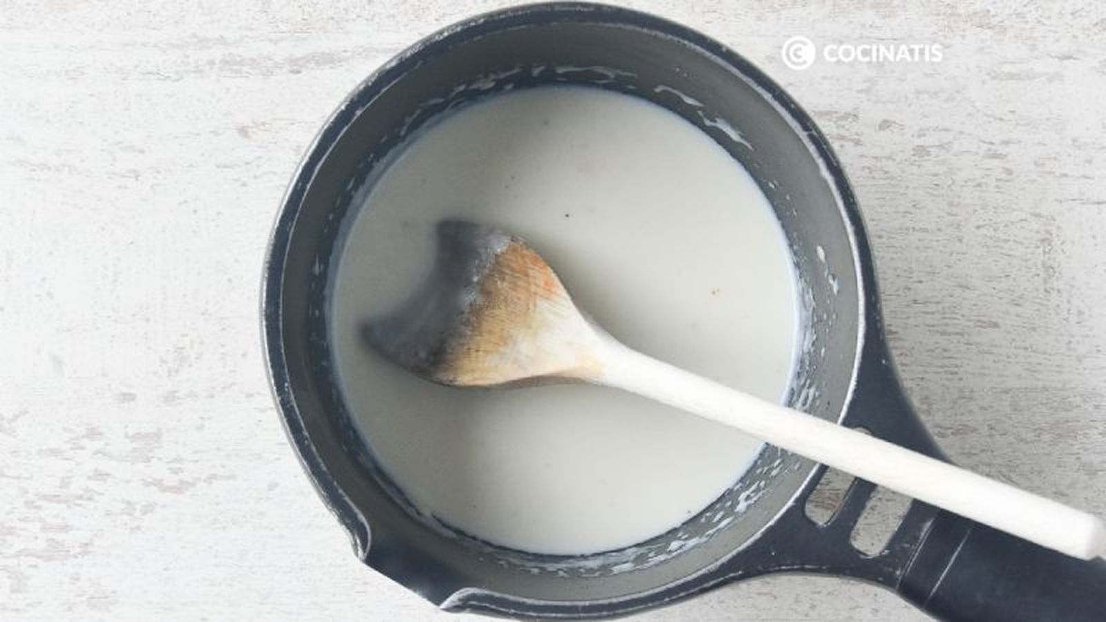 Preparamos la bechamel casera Preparamos la bechamel casera