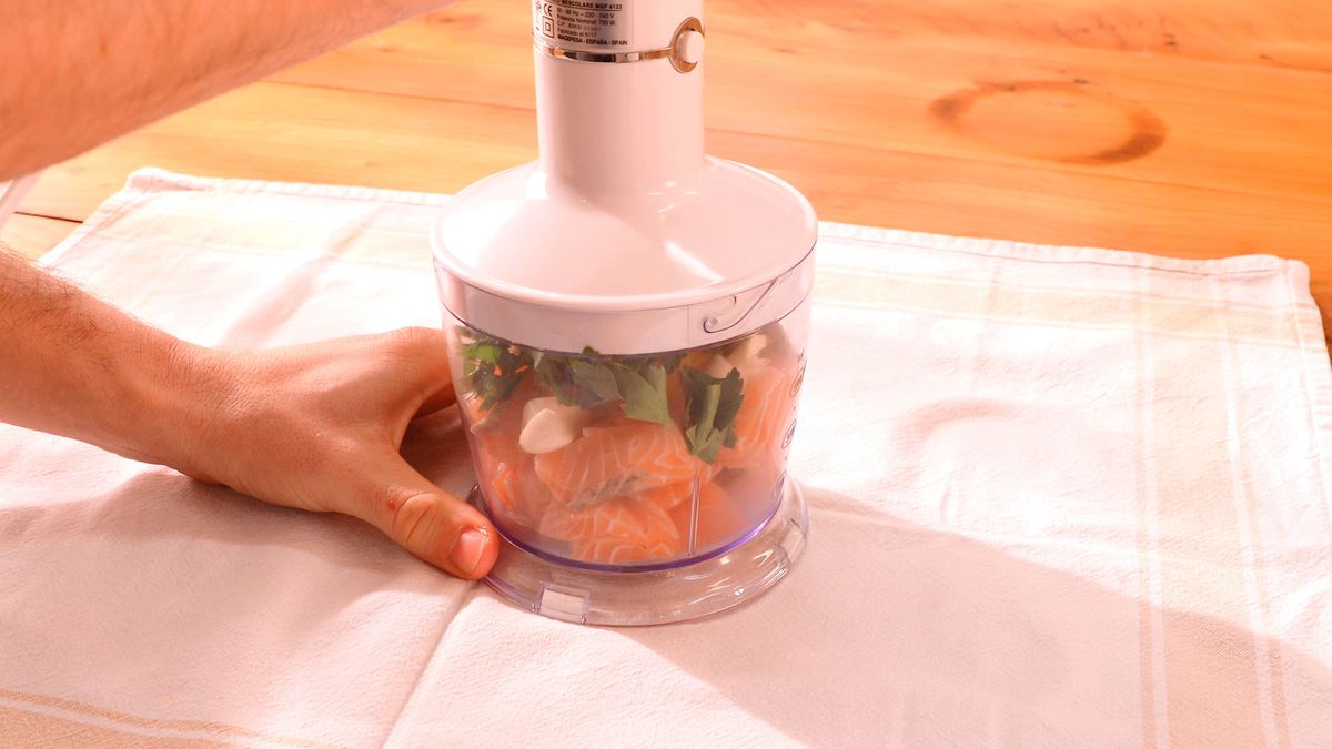 Albóndigas de salmón con salsa de tomate   Paso 3