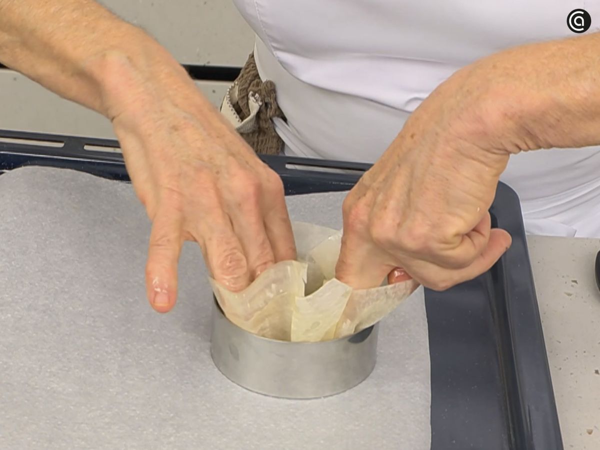 Unta cada lámina con mantequilla, apílalas y colócalas en un aro de emplatar