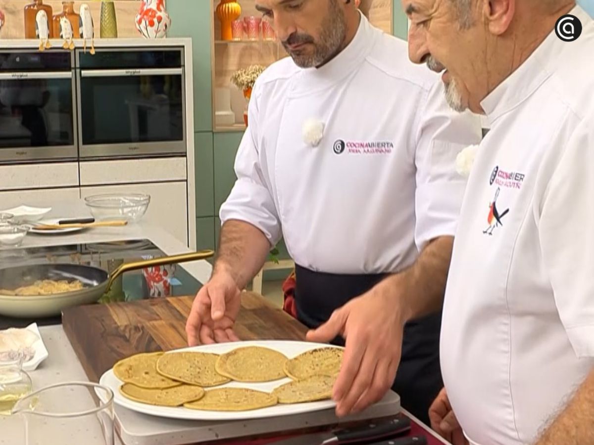 Las tortitas de plátano, ya hechas, se colocan en una fuente y se sirven calientes, listas para rellenar o acompañar al gusto.