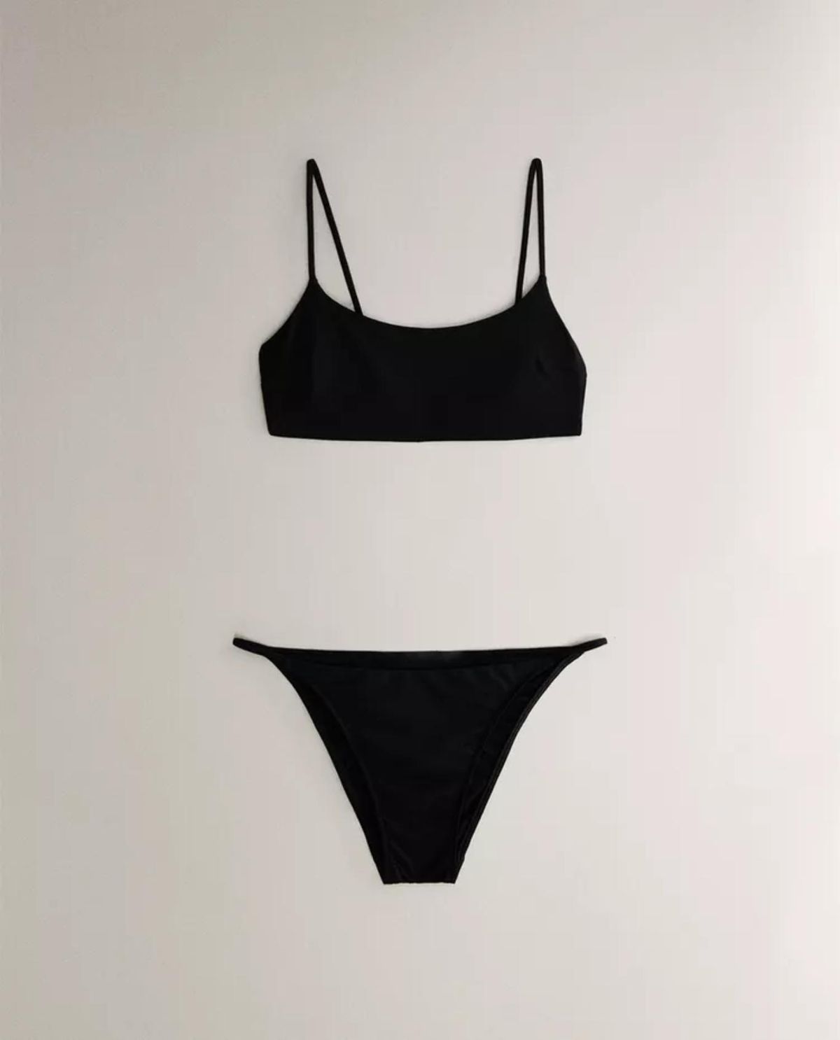 Bikini negro con escote recto.