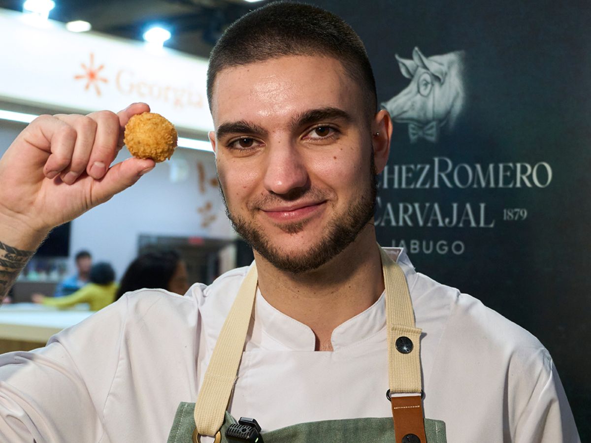 Alejandro Cano, en Madrid Fusion, con la croqueta premiada.