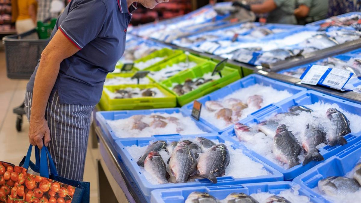 Es importante tomar precauciones al comprar pescado fresco para evitar el anisakis.