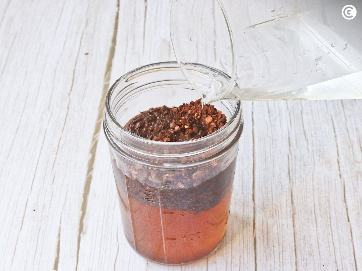 Deja infusionar el café en agua fría para hacer el cold brew