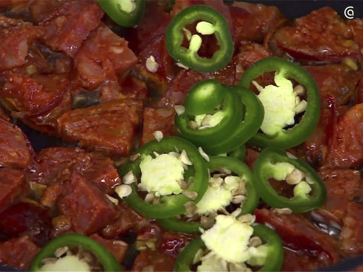 Fríe el chorizo con el jalapeño