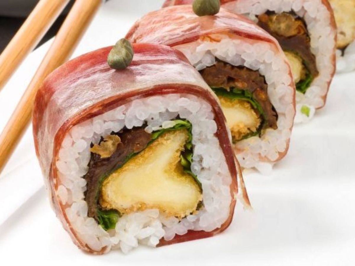 El roll mediterráneo combina técnica japonesa con sabores mediterráneos.