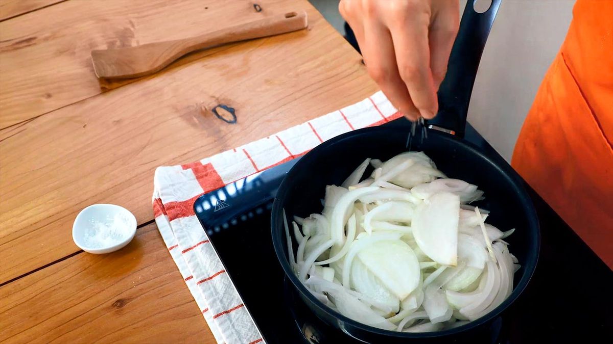 Cómo hacer cebolla caramelizada  paso 2