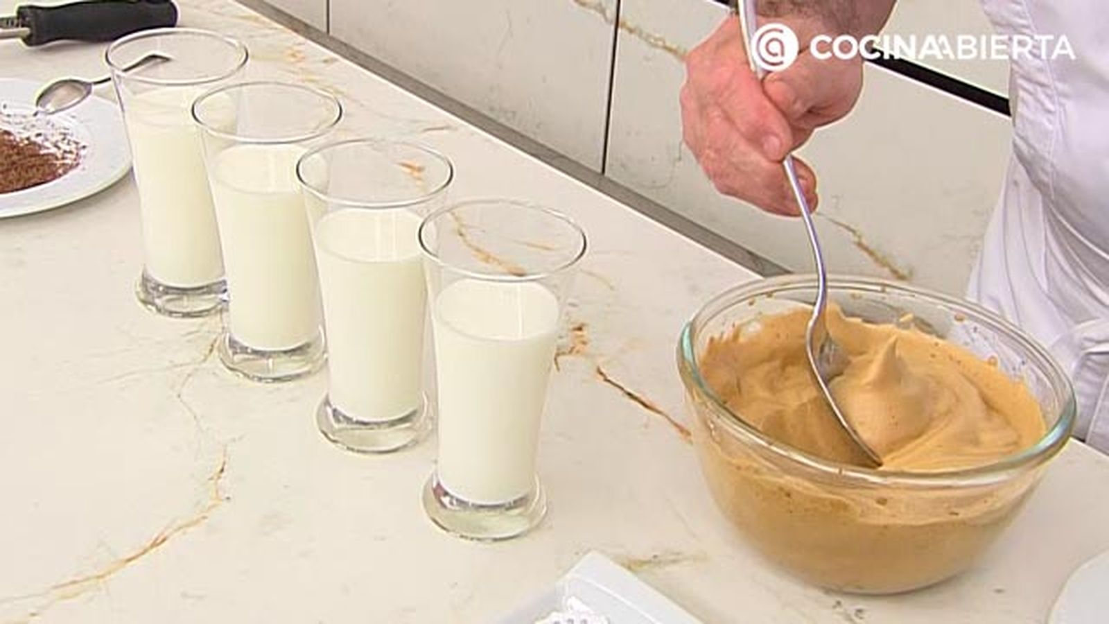 cafe dalgona coreano receta facil karlos arguinano karl67630321 paso3