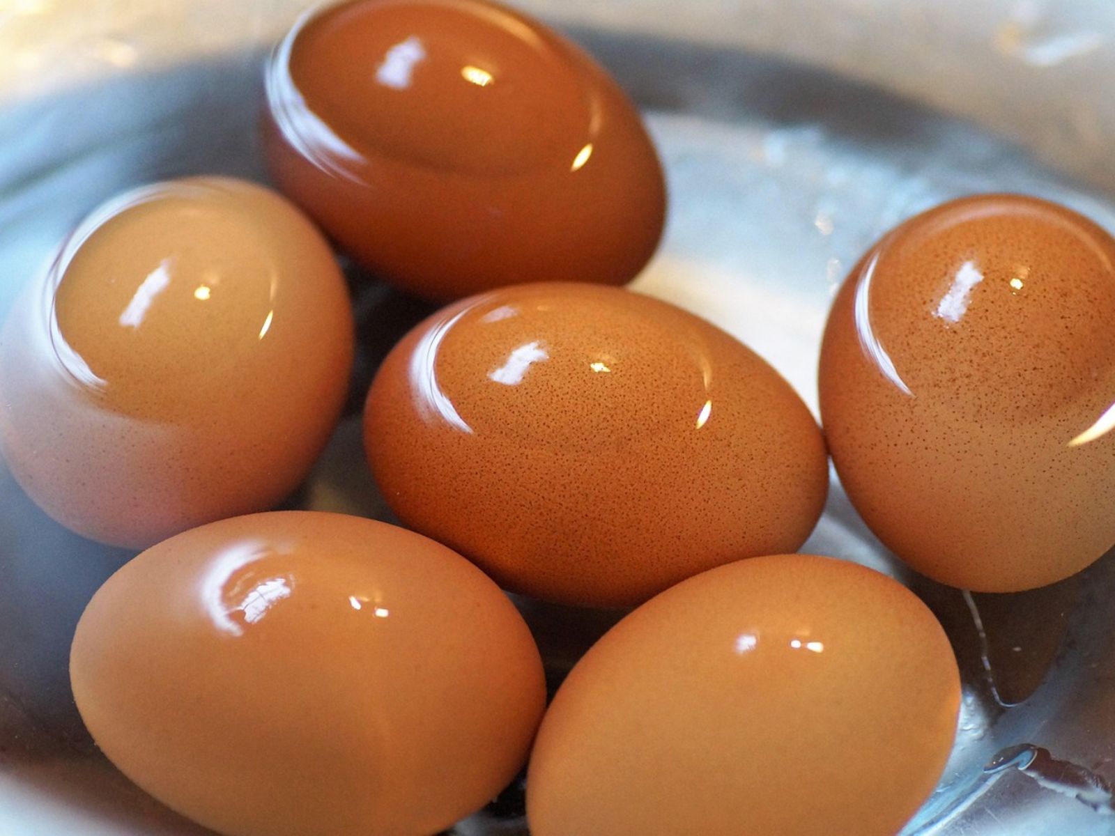 Una vez cocidos, deja enfriar los huevos antes de guardarlos en la nevera.