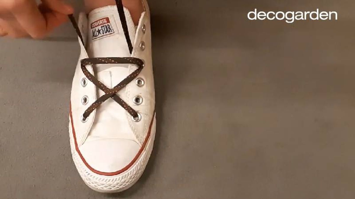 Paso tres para atar los cordones en forma de estrella.