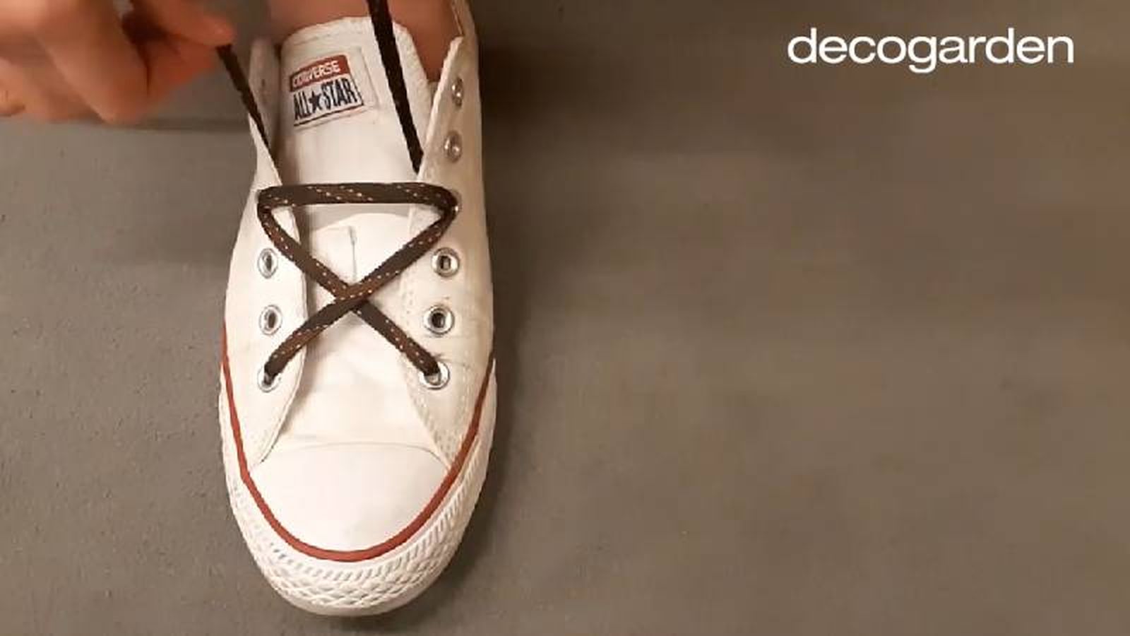 Paso tres para atar los cordones en forma de estrella. Paso tres para atar los cordones en forma de estrella.