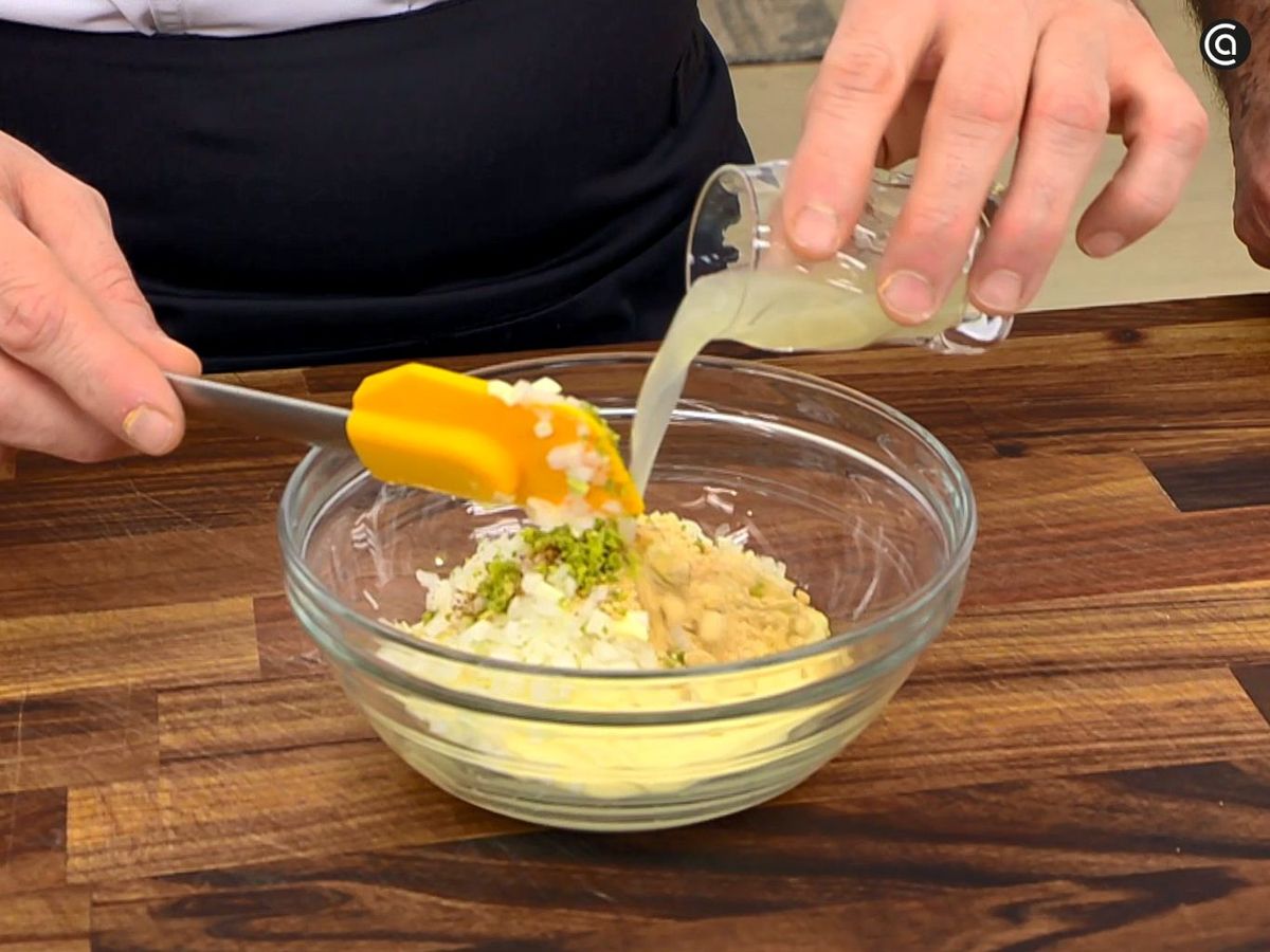 Prepara la salsa crispy para acompañar las setas shimeji en tempura