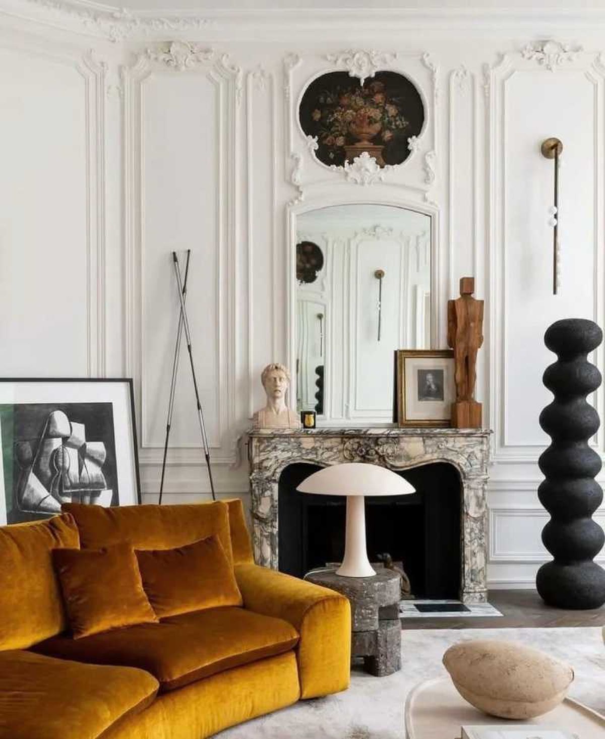 Salón barroco en blanco con muebles originales vintage.