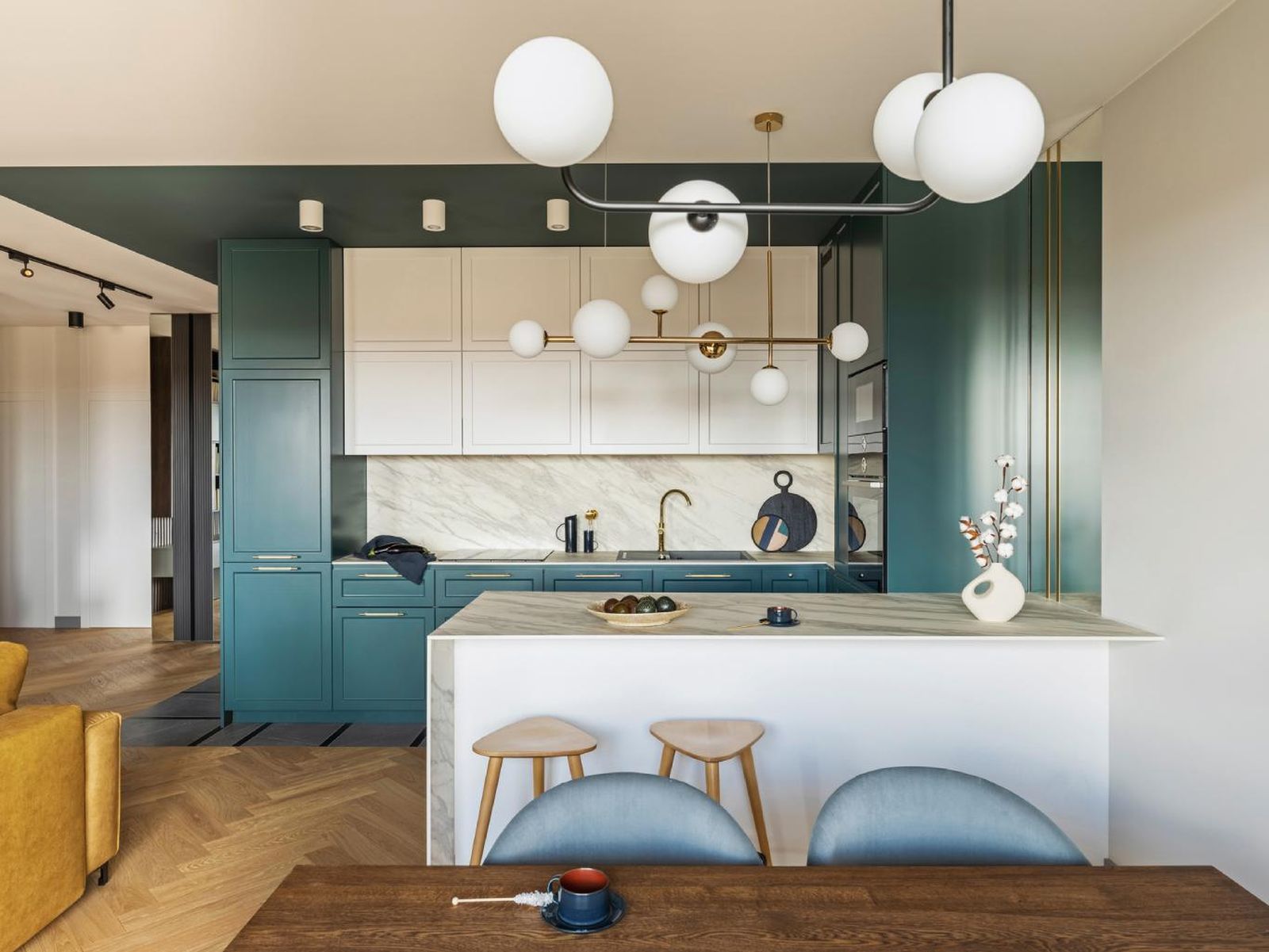Cocina ecléctica colorida en blanco y azul.
