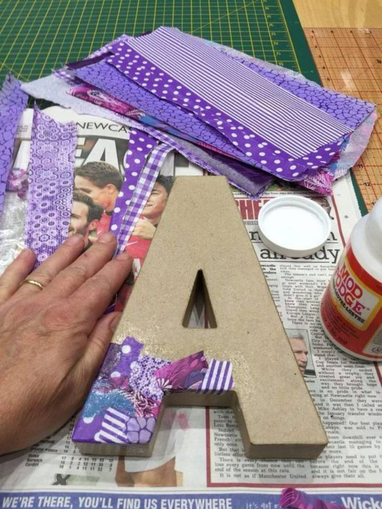 Letra A decorada con decoupage.