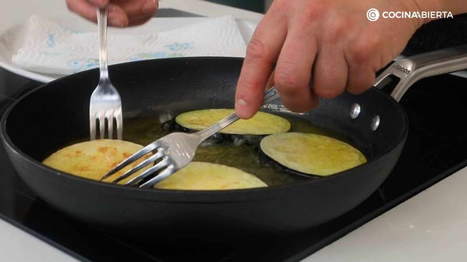 Pasa por harina y fríe las rodajas de berenjenas Pasa por harina y fríe las rodajas de berenjenas