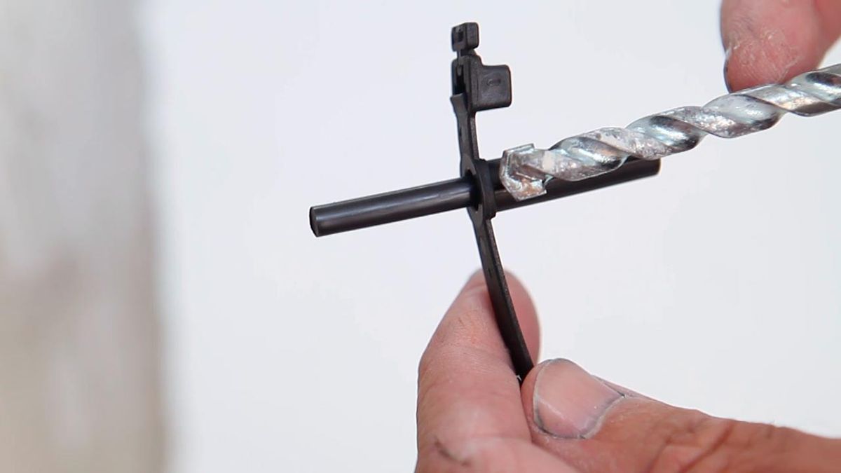 Como colocar tacos con bridas en la pared paso 1