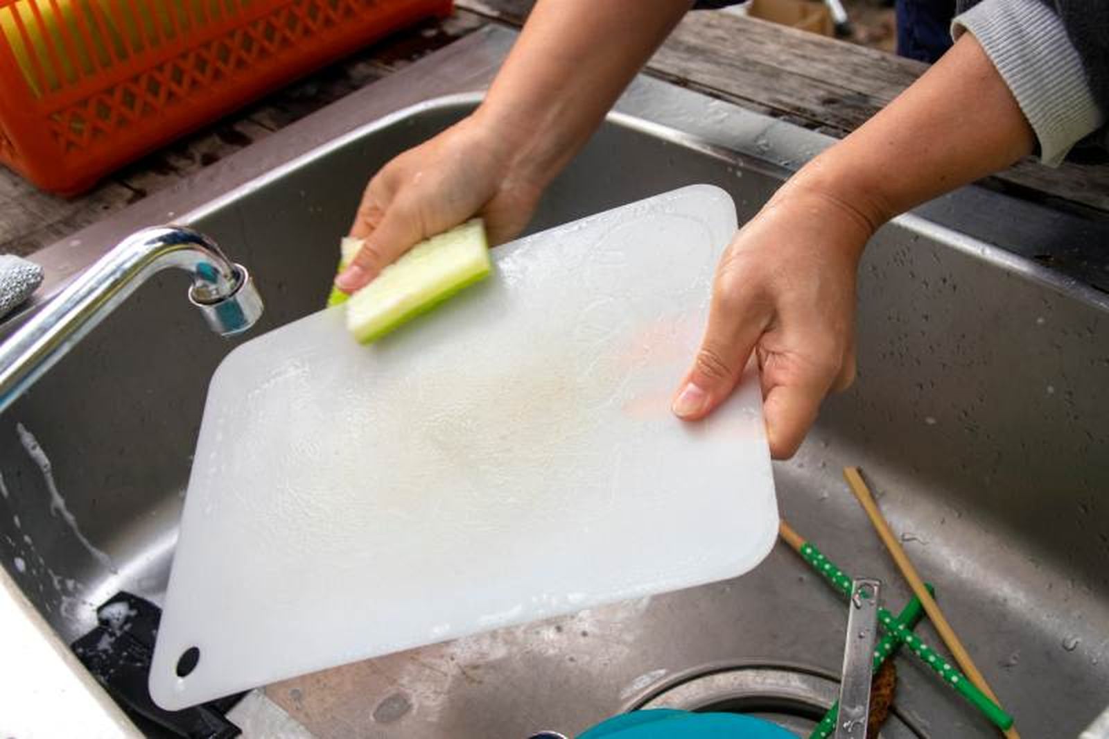 Agua caliente y jabón es todo lo que necesitas para limpiar una tabla de plástico