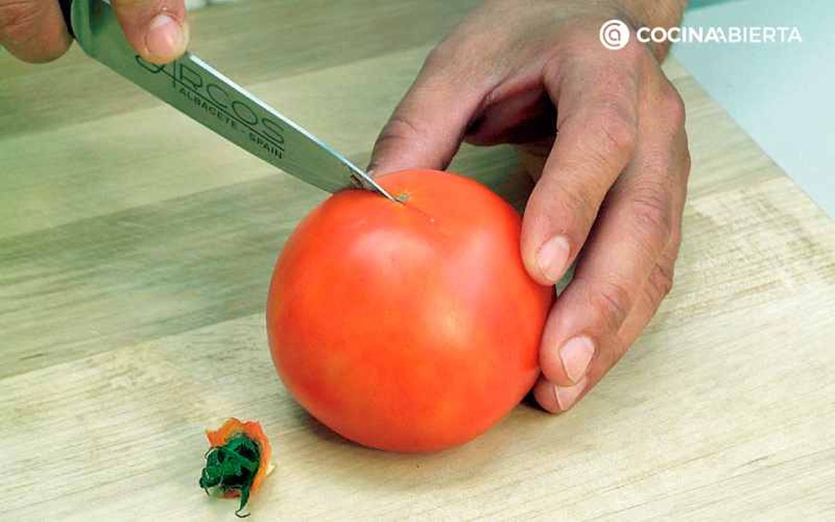 Haz un corte en el tomate