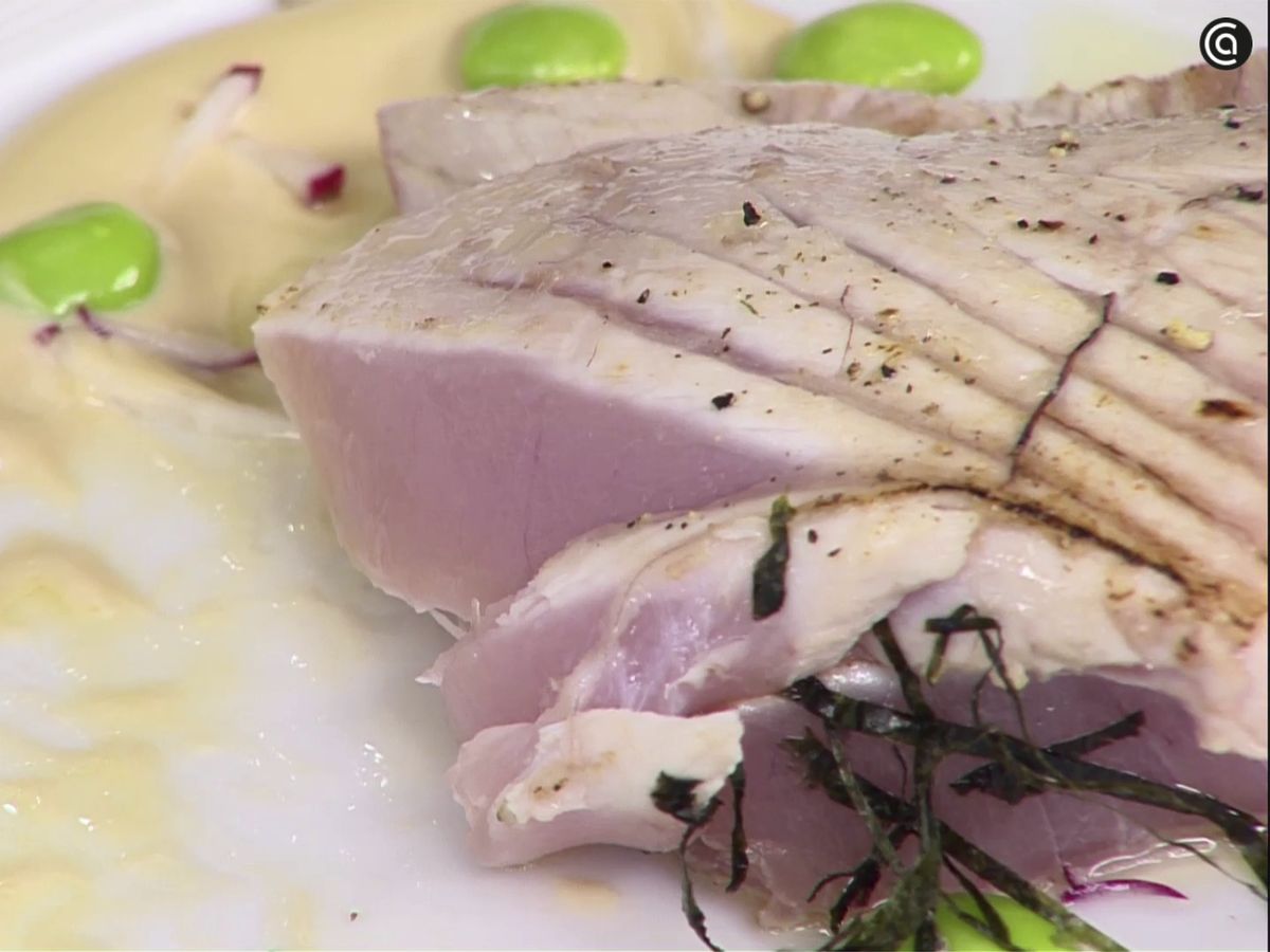 Sirve la ventresca de bonito acompañada de la salsa y el resto de ingredientes