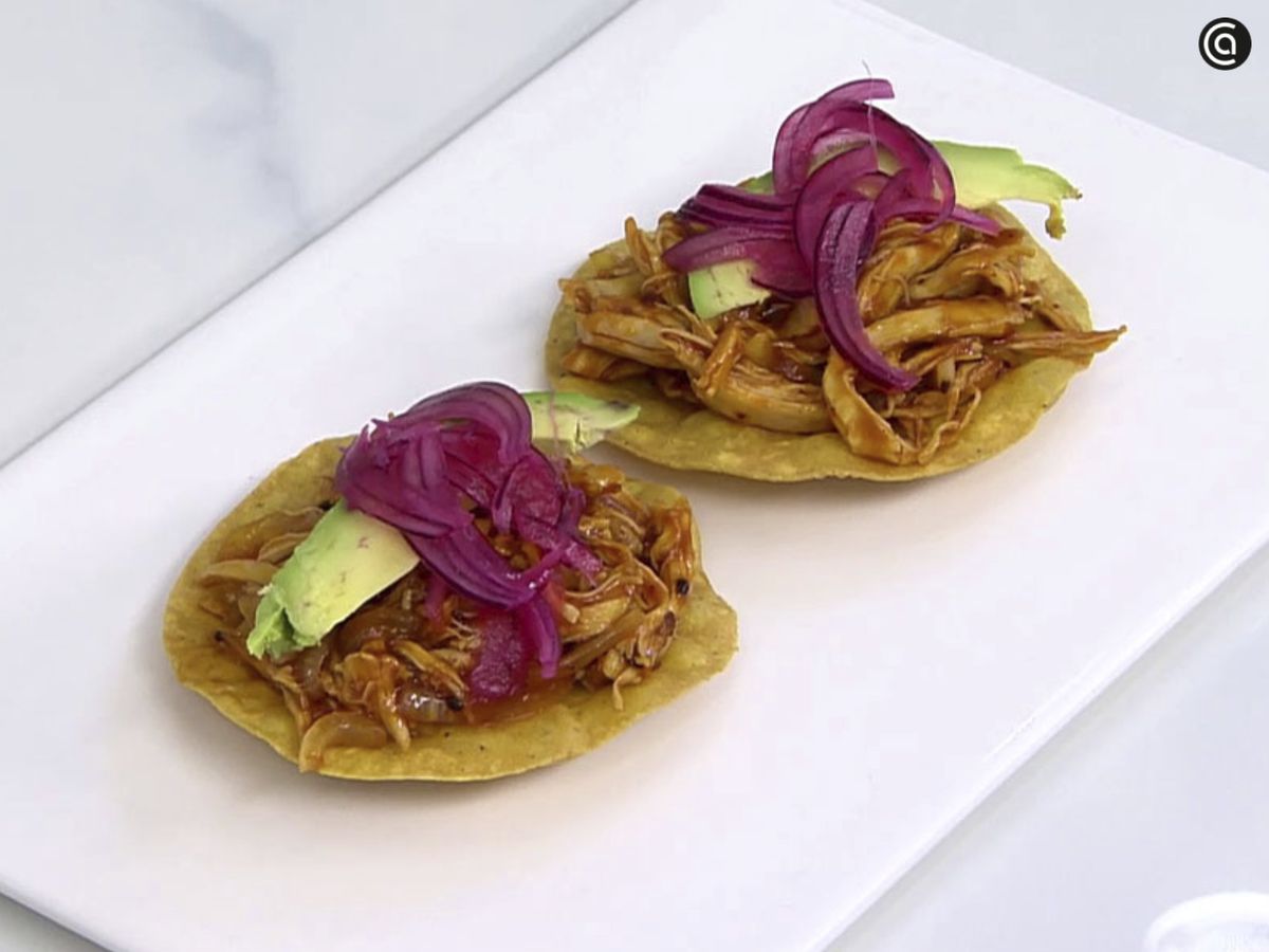 Sirve la tinga de pollo sobre unas tortillas fritas