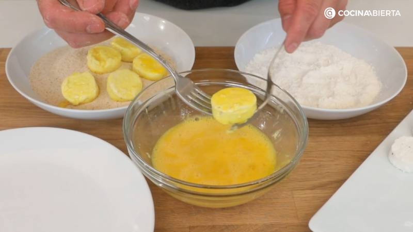 Reboza el queso de cabra con harina, huevo y pan rallado Reboza el queso de cabra con harina, huevo y pan rallado