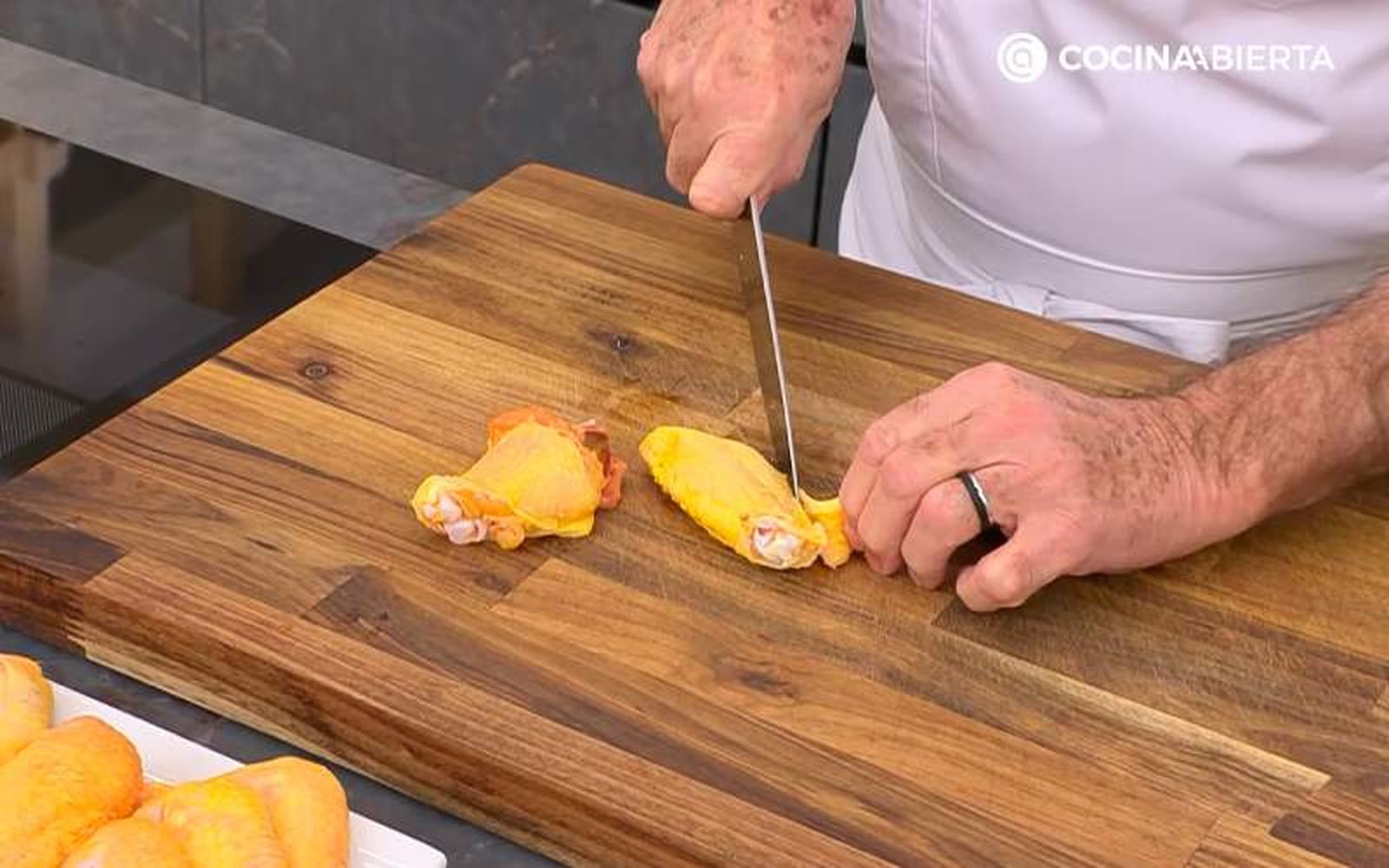 Con un cuchillo, retira el exceso de piel de las alitas de pollo Con un cuchillo, retira el exceso de piel de las alitas de pollo