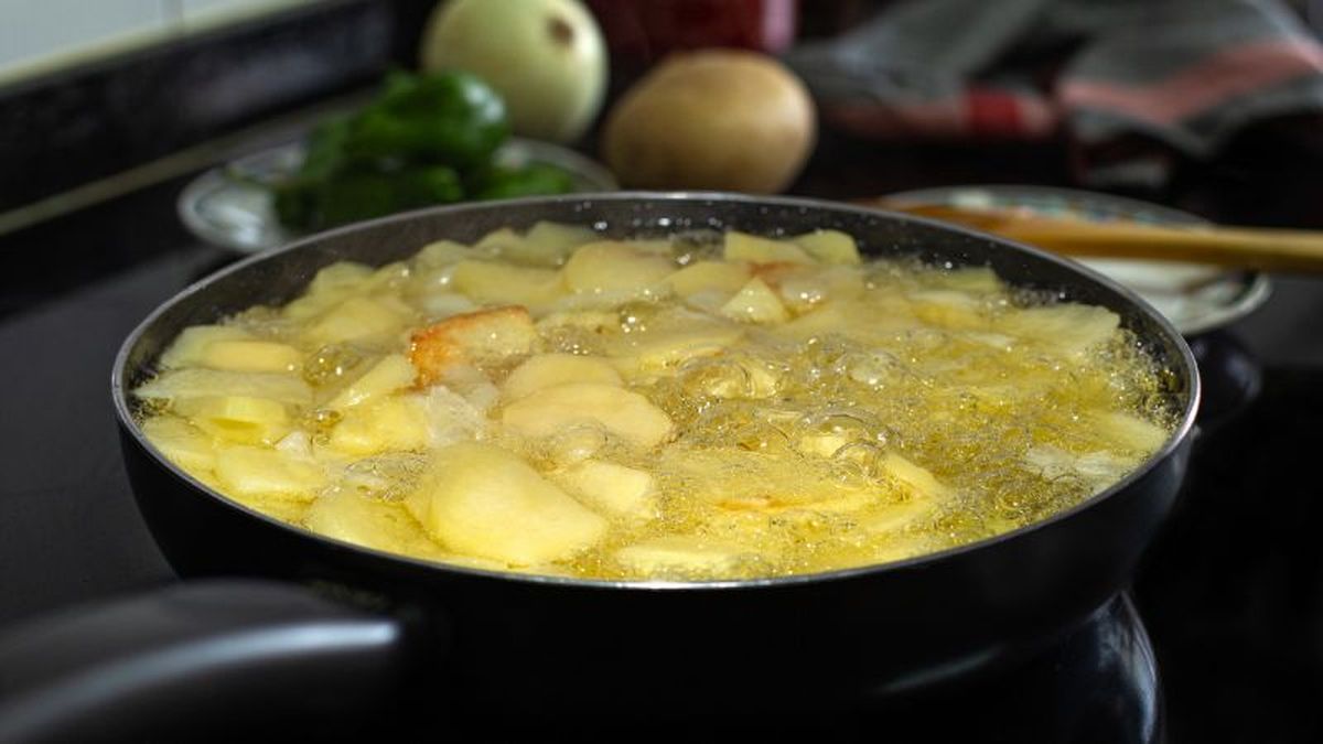 Sartén de patatas fritas para hacer tortilla de patata