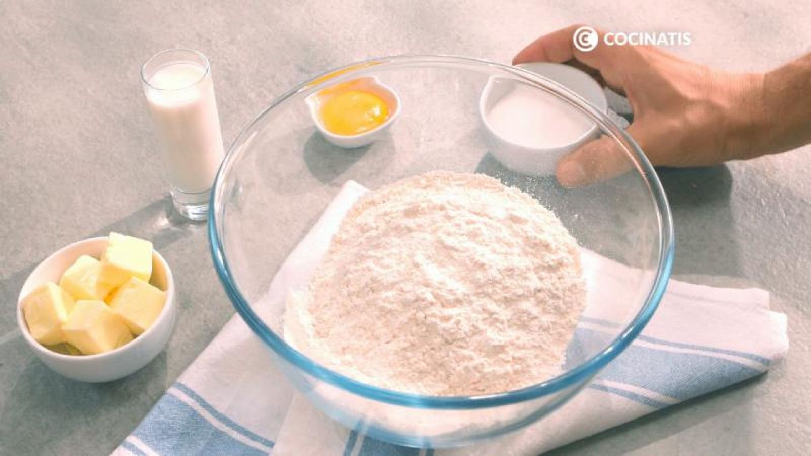 Pon en un bol la harina, el azúcar, la yema de huevo, la leche y la mantequilla/ Fotos: Cocinatis Pon en un bol la harina, el azúcar, la yema de huevo, la leche y la mantequilla/ Fotos: Cocinatis