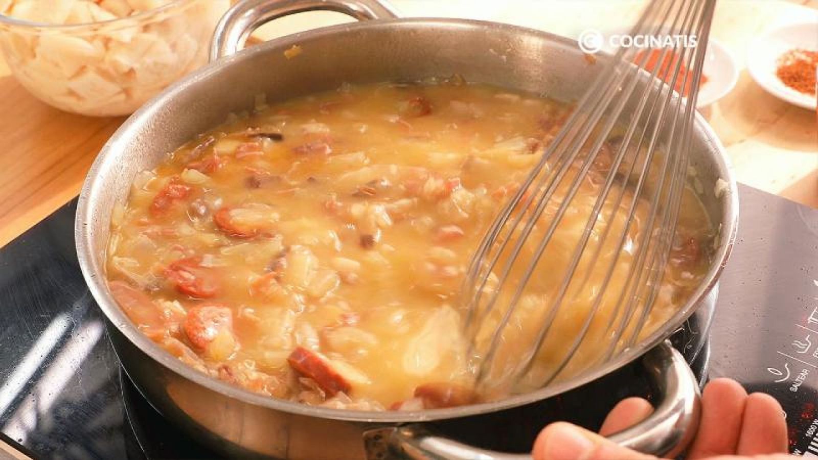 Añade la harina y el caldo de carne, deja hervir Añade la harina y el caldo de carne, deja hervir