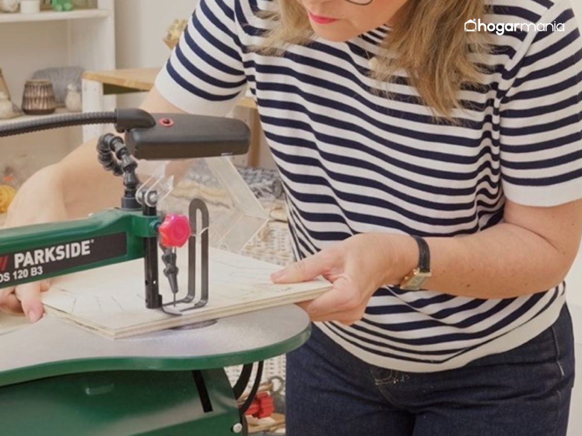 El corte de la silueta y de las piezas pequeñas da forma a todos los elementos de la máscara.