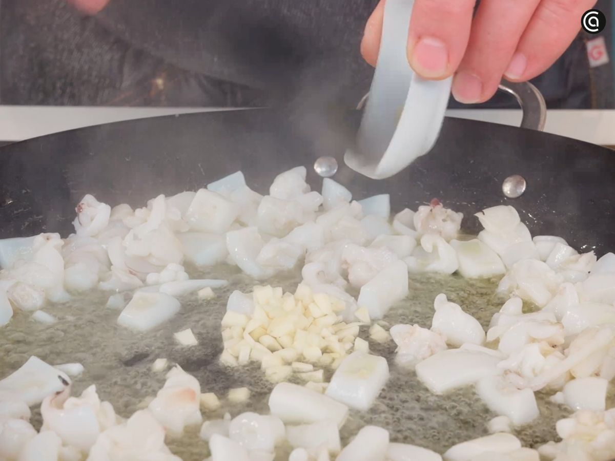 fideuá con sepia - paso 1