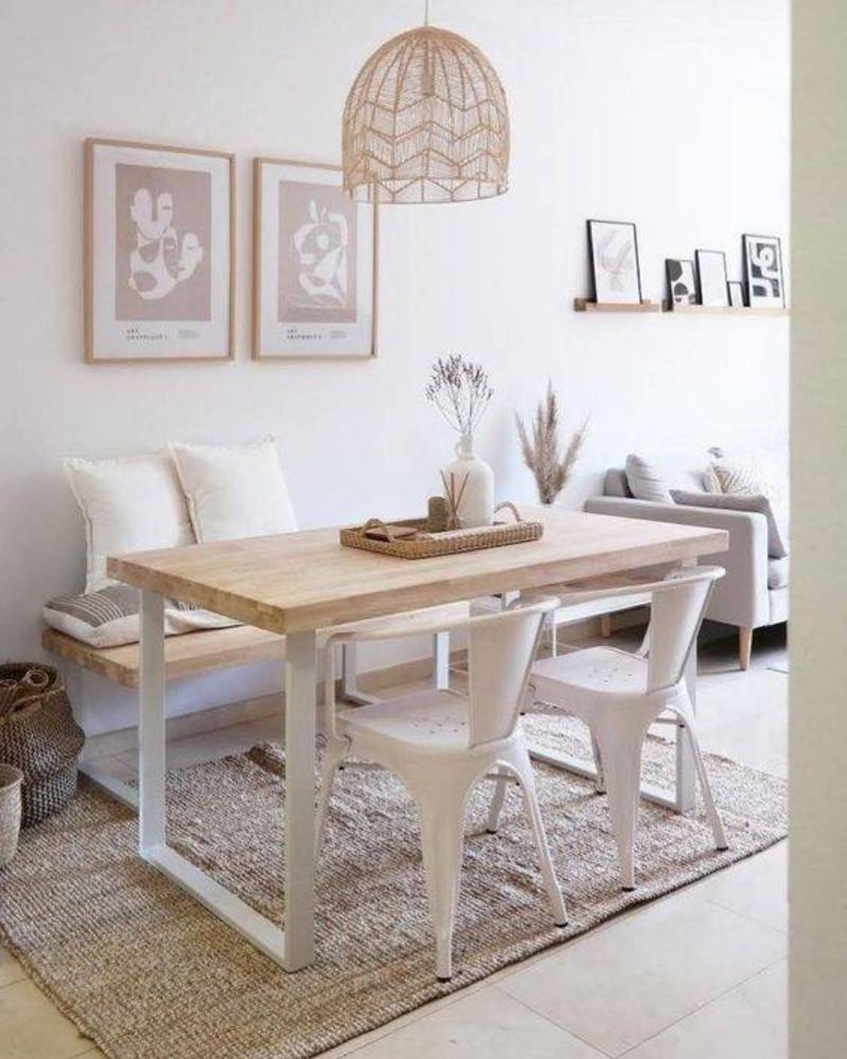 Comedor con mesa rectangular de madera y blanca.