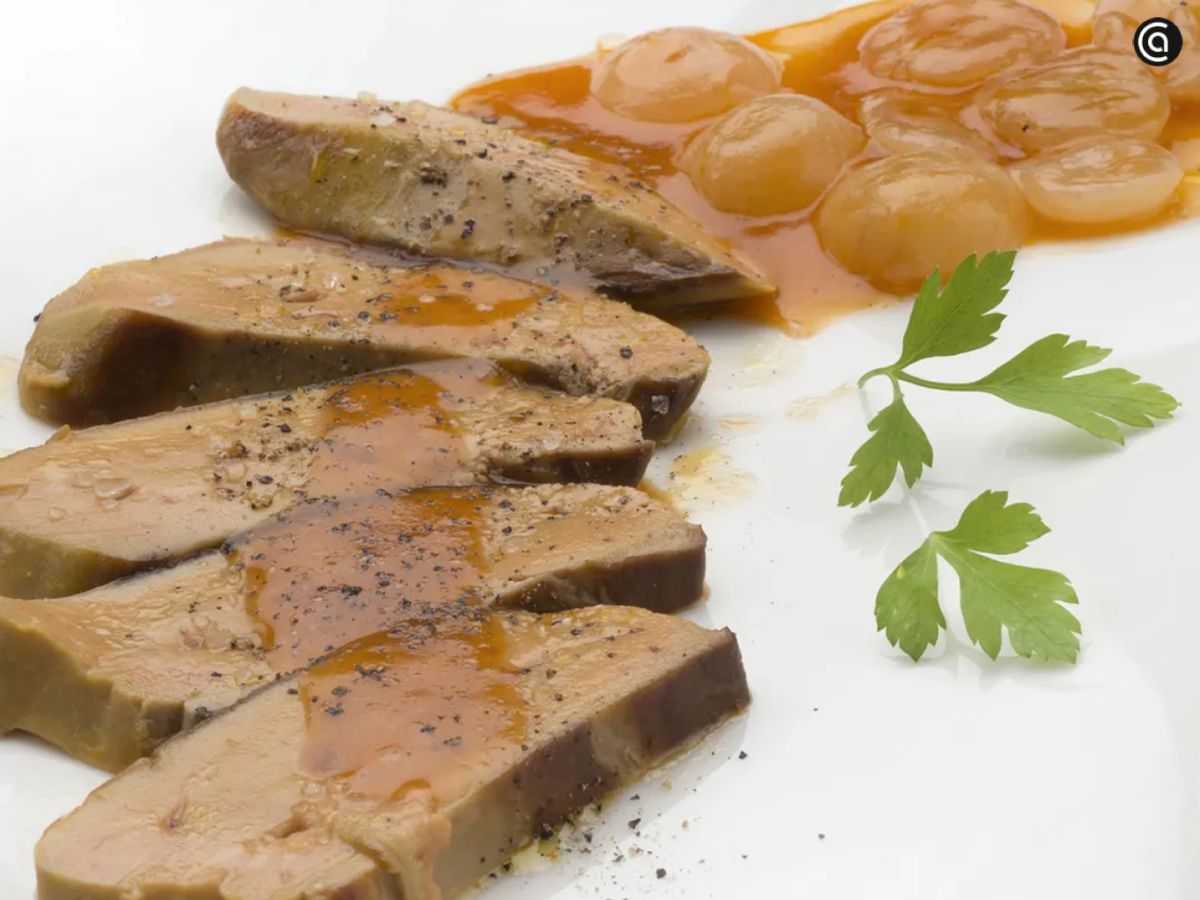 Foie con uvas y salsa de vino, un aperitivo sin gluten perfecto para ocasiones especiales como la cena de Navidad.