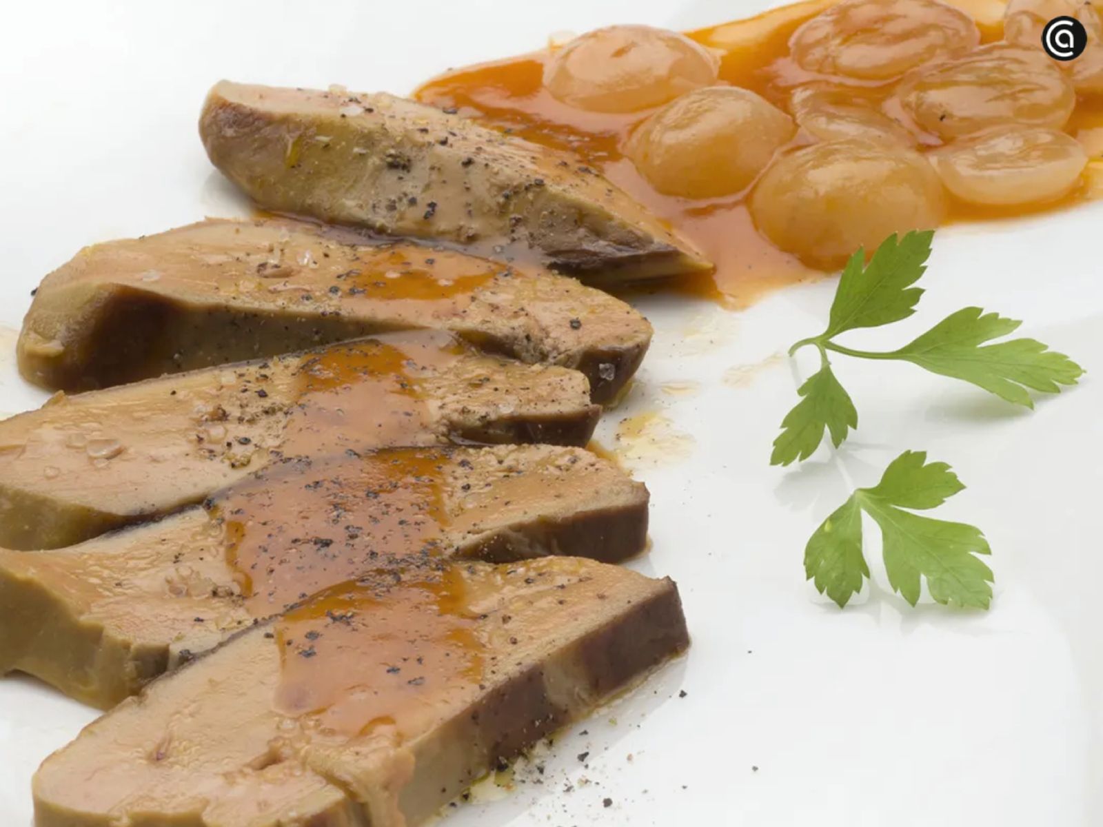 Foie con uvas y salsa de vino, un aperitivo sin gluten perfecto para ocasiones especiales como la cena de Navidad.