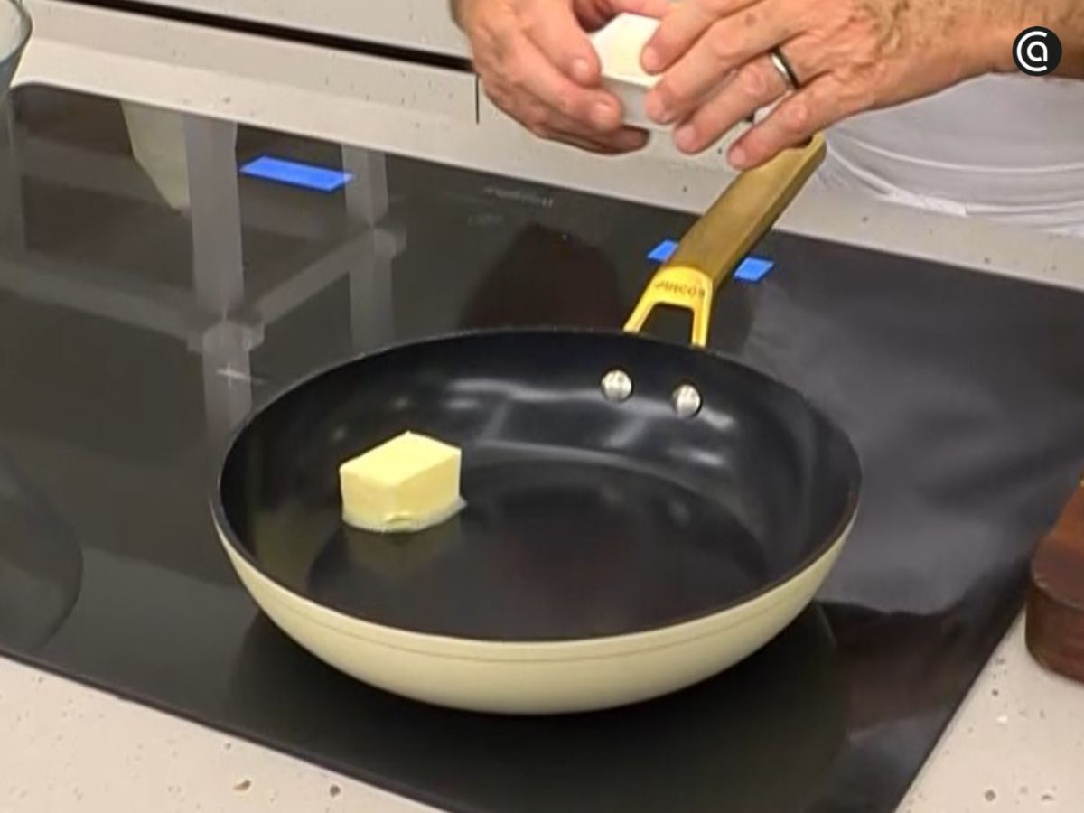 Derretimos la mantequilla a fuego medio en una sartén amplia, sin que llegue a dorarse.