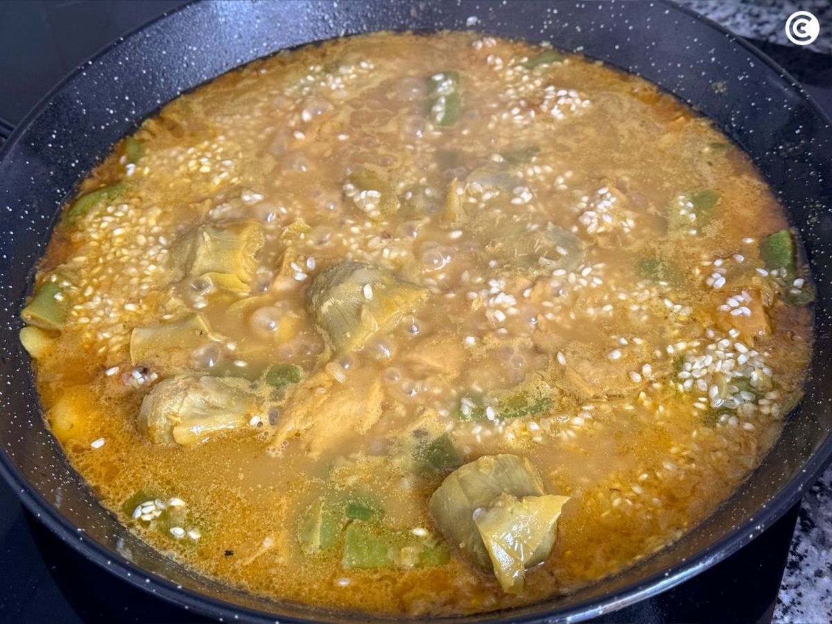 Cocer el arroz de la paella vegana
