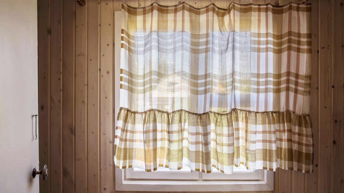Las cortinas a cuadros añaden un toque retro y divertido a la estancia