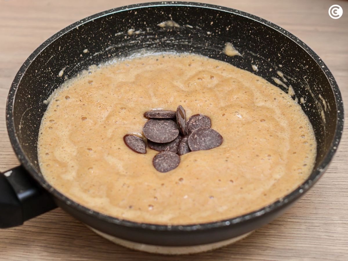 Agregar chocolate al relleno para los bombones veganos