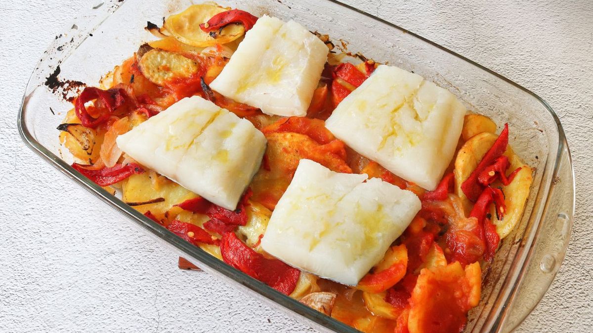 Fuente de patatas con bacalao y pimientos