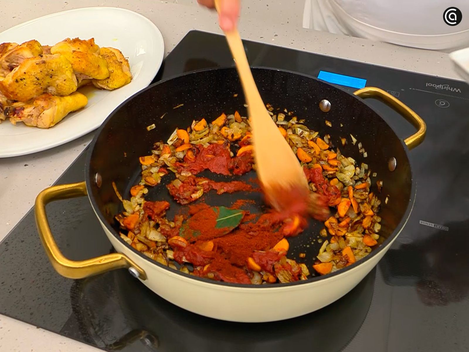 Cocina las hortalizas dentro de la tartera hasta que estén tiernas Cocina las hortalizas dentro de la tartera hasta que estén tiernas