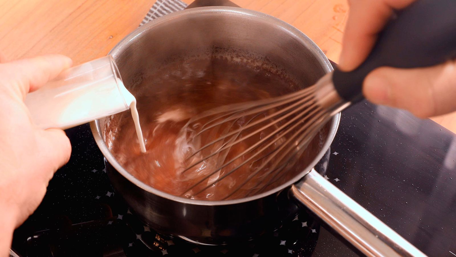Un toque de harina de maíz espesa la salsa, intensificando su sabor Un toque de harina de maíz espesa la salsa, intensificando su sabor