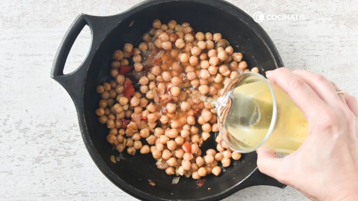 Cubrimos los garbanzos con el caldo de verduras