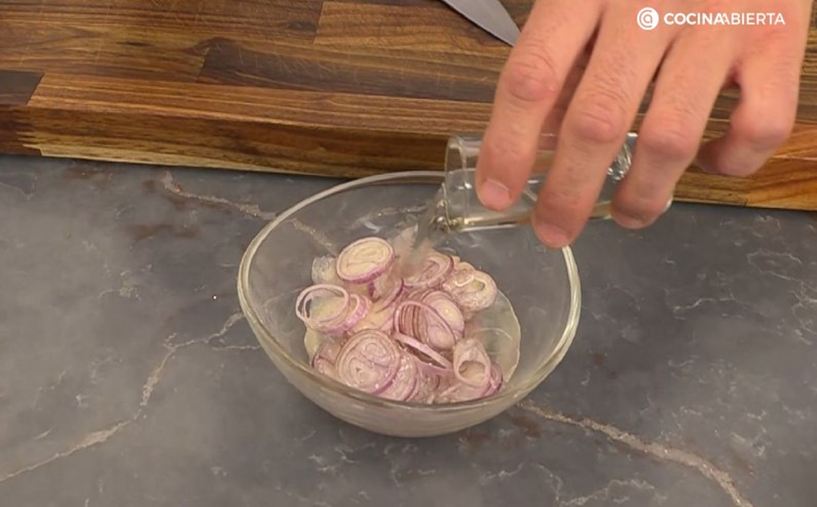 Sal, zumo de limón y vinagre para hacer unos pickles de cebolla Sal, zumo de limón y vinagre para hacer unos pickles de cebolla