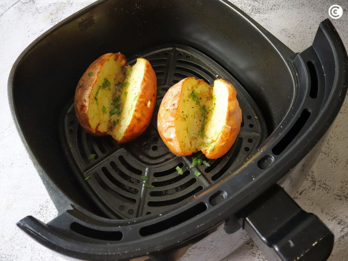 Asar las patatas con la mantequilla en la freidora de aire