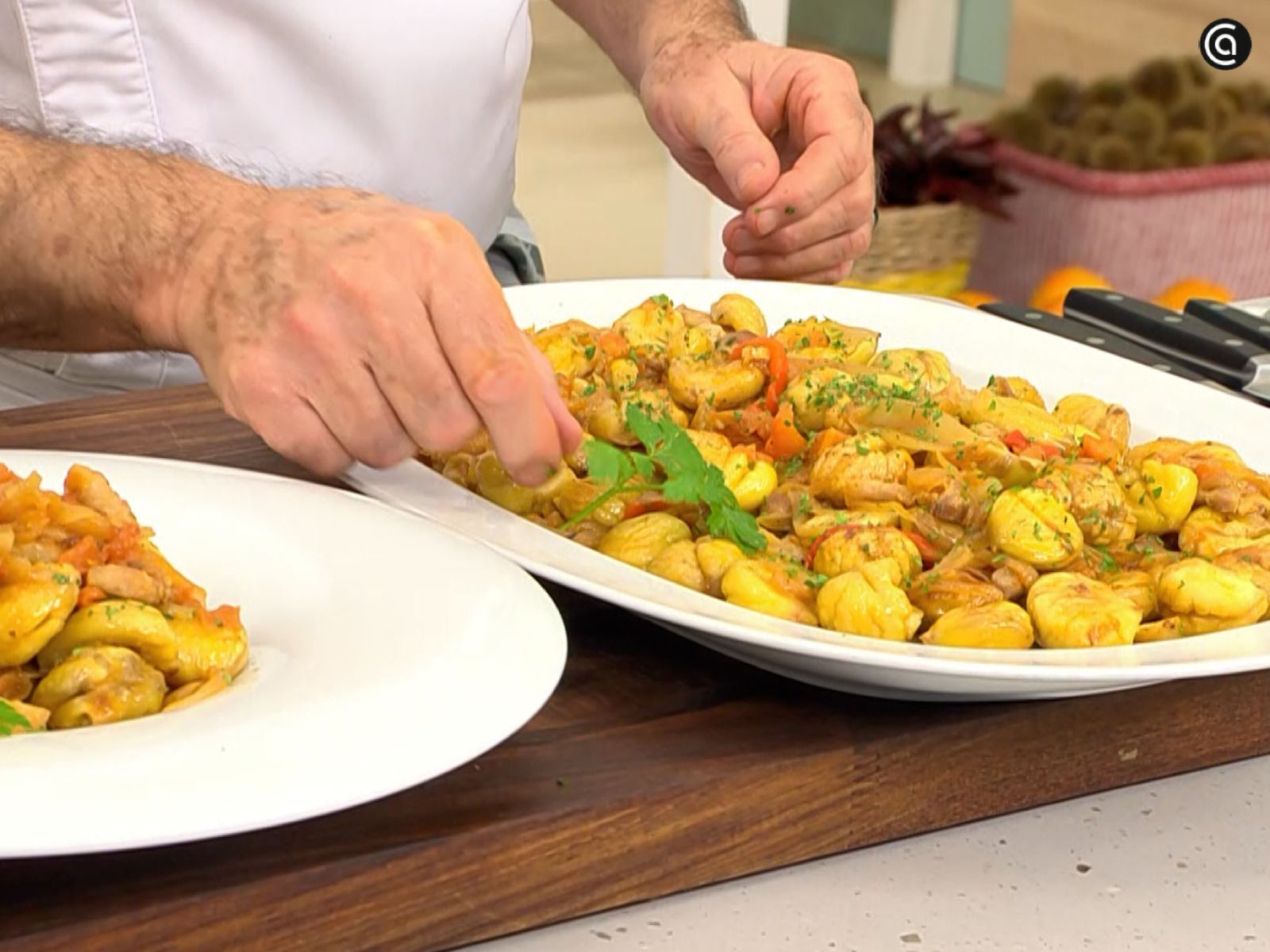 Castañas con fritando ya en la mesa, con todo el guiso mezclado y ese aspecto jugoso que invita a servirlo bien caliente.