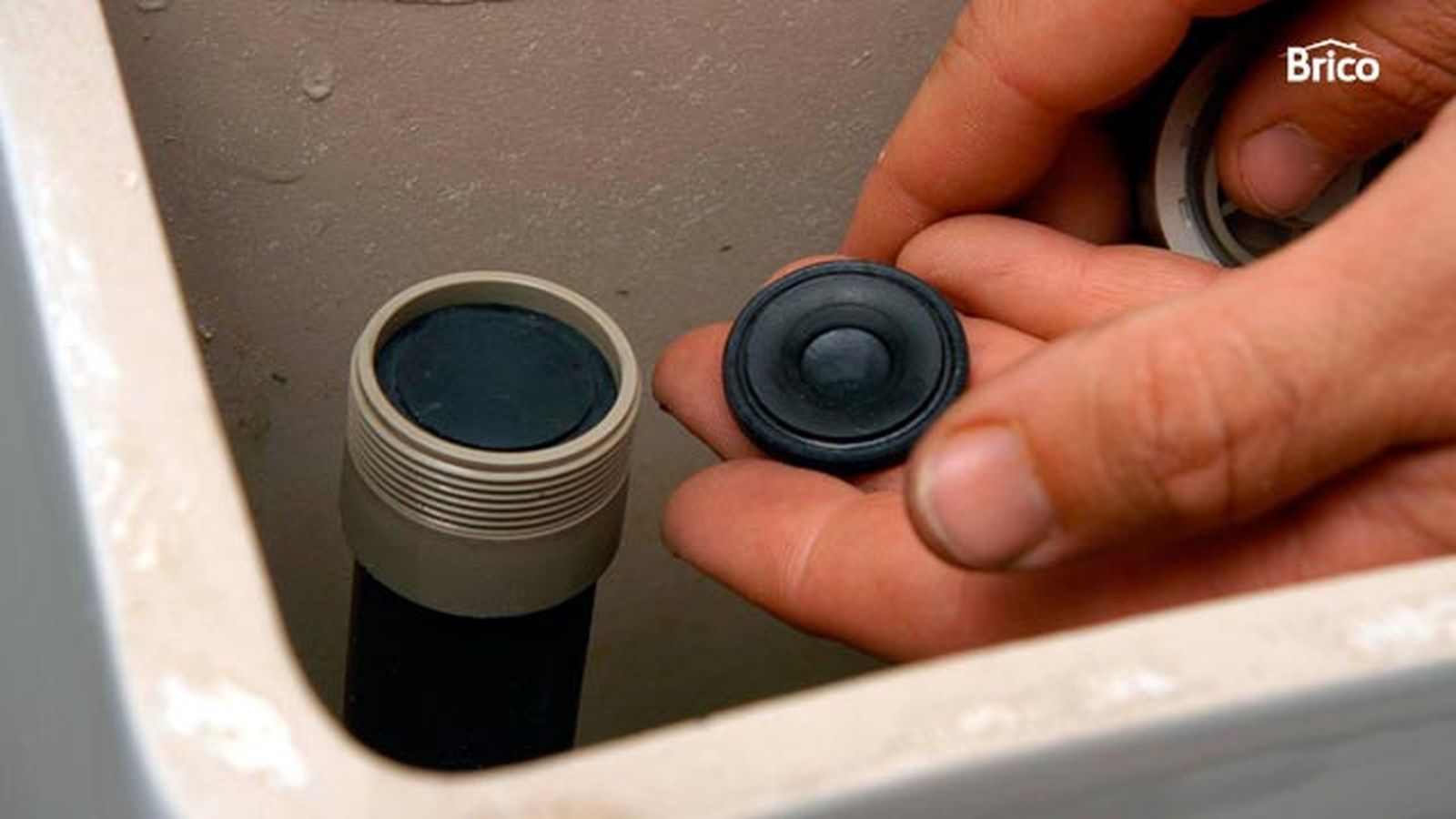 Arreglar una fuga en la cisterna paso 3 Arreglar una fuga en la cisterna paso 3