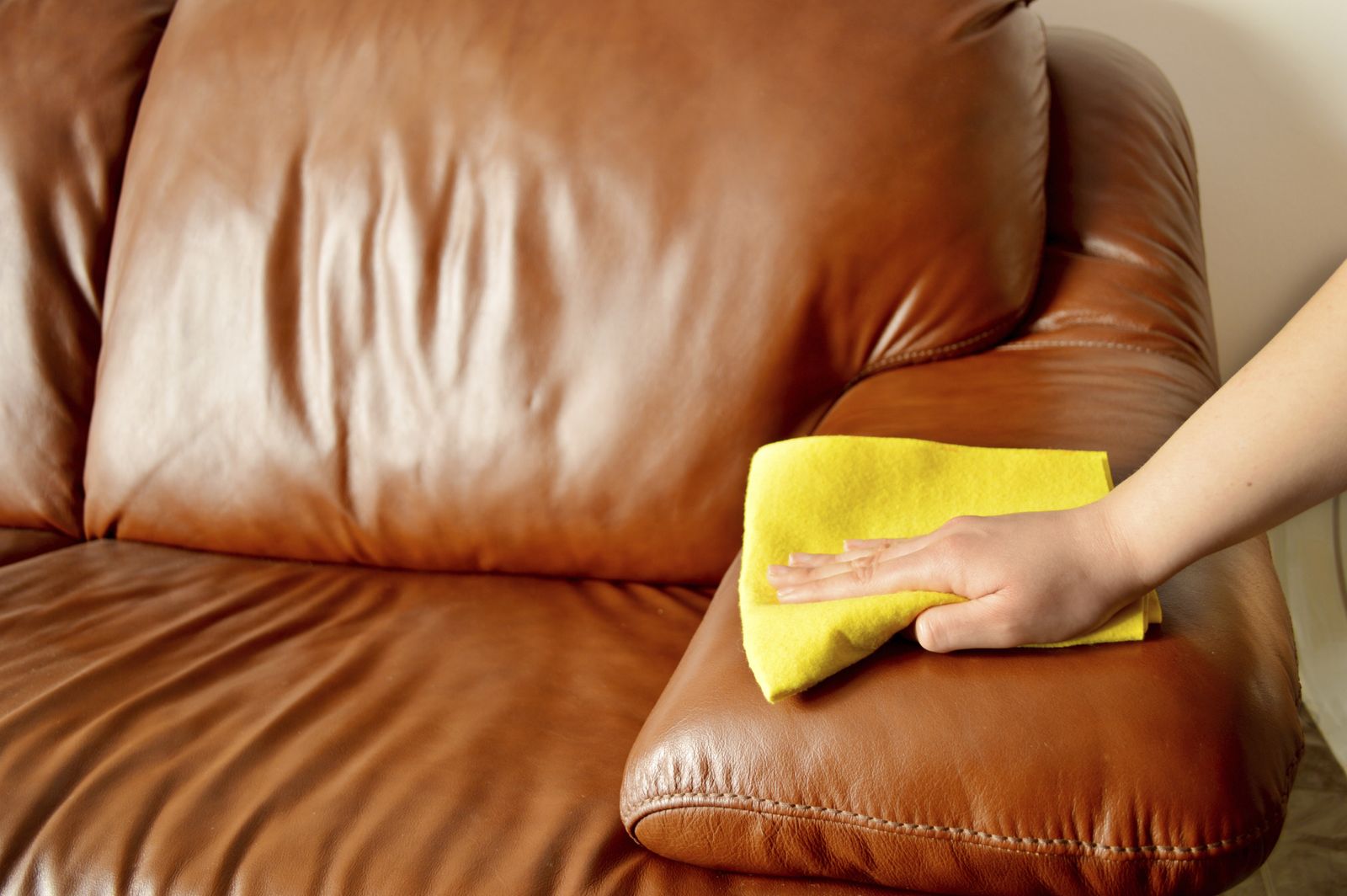 Cómo cuidar y limpiar los muebles de cuero