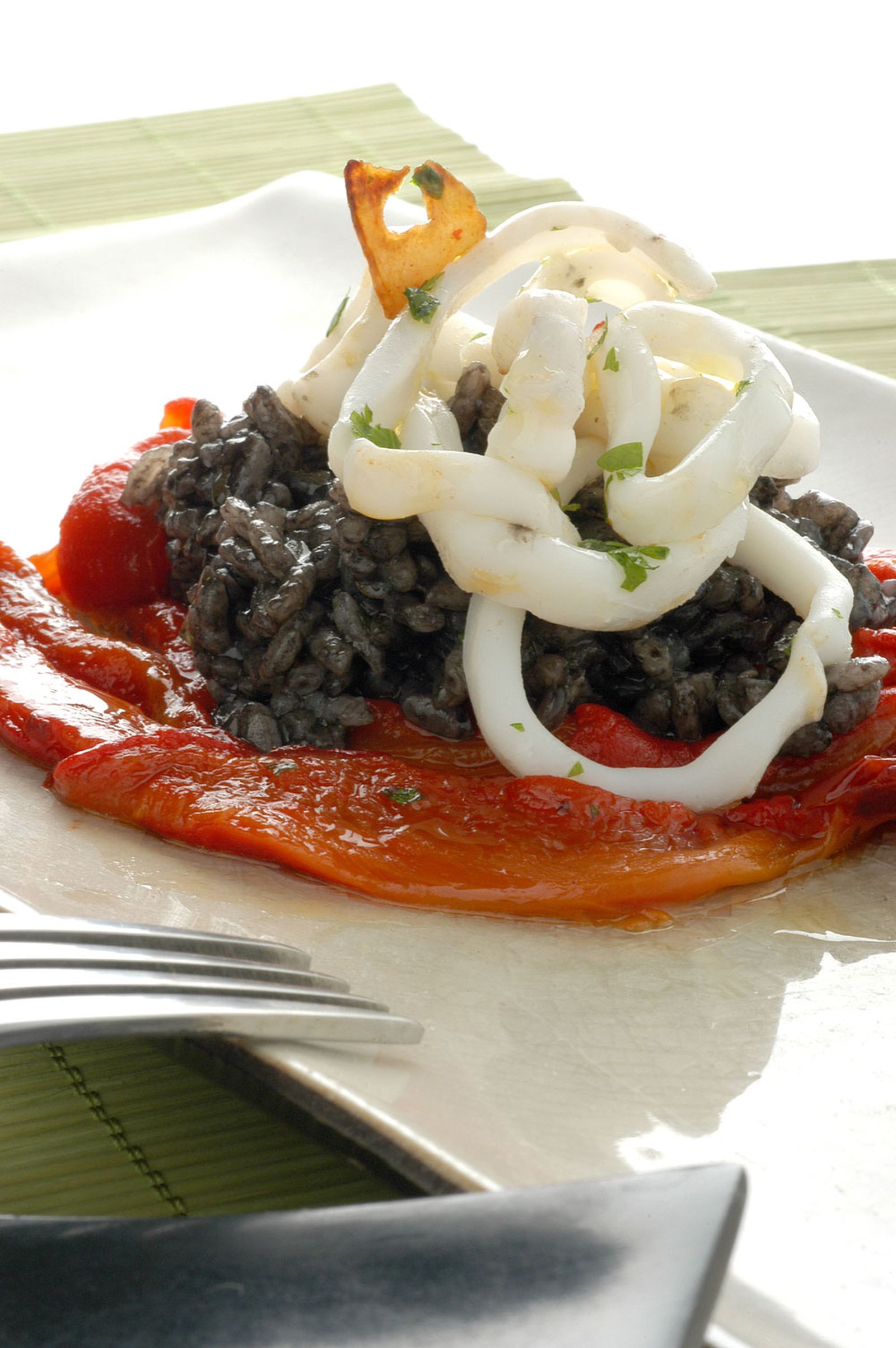 Arroz negro con calamares y morrones Arroz negro con calamares y morrones