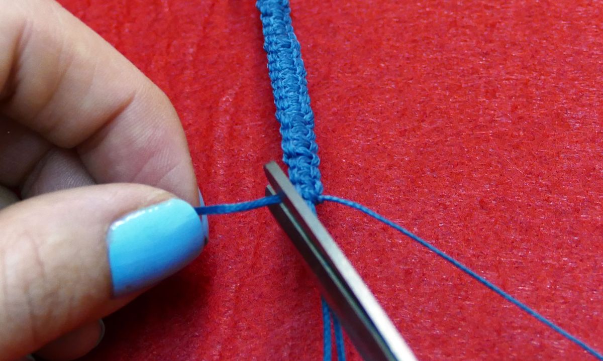 cómo hacer una pulsera macrame paso7